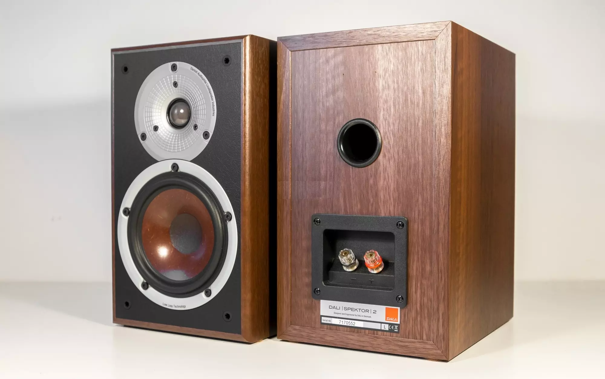 Полочная акустика DALI Spektor 2 Walnut