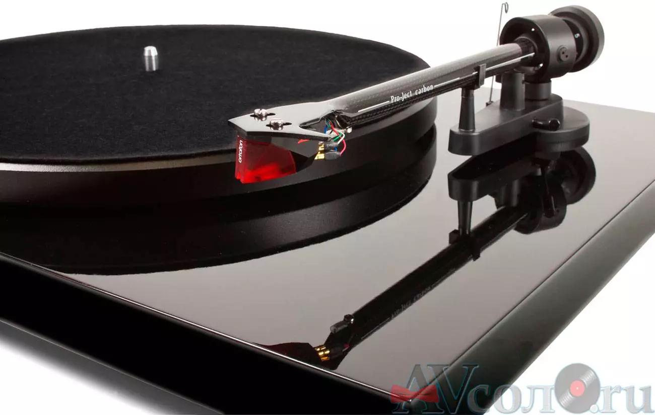 Проигрыватель виниловых пластинок Pro-Ject Debut Carbon DC (2M-Red) Piano Black